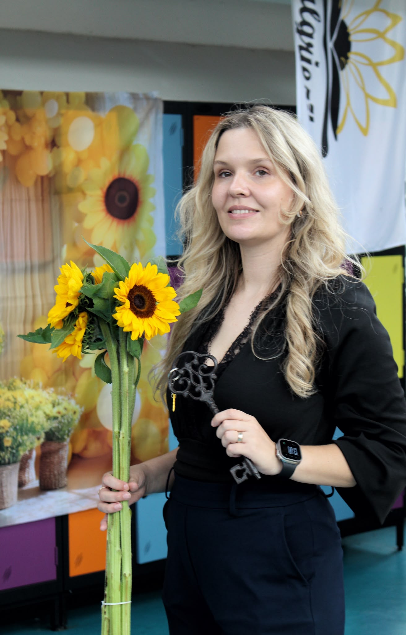 Ilze Saulīte ar simbolisko atslēgu un saulespuķēm